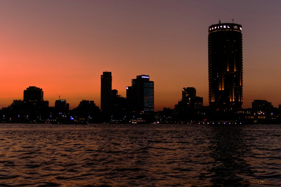 القاهرة ونهر النيل في صورة تعبّر عن الإقامة العقارية والاستثمارية