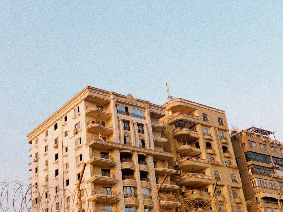مشروع سكني حديث يعبّر عن التنازل عن الوحدة العقارية قبل الاستلام