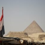 العلم المصري أمام أهرامات الجيزة يرمز إلى الحماية القانونية والحجز التحفظي في مصر