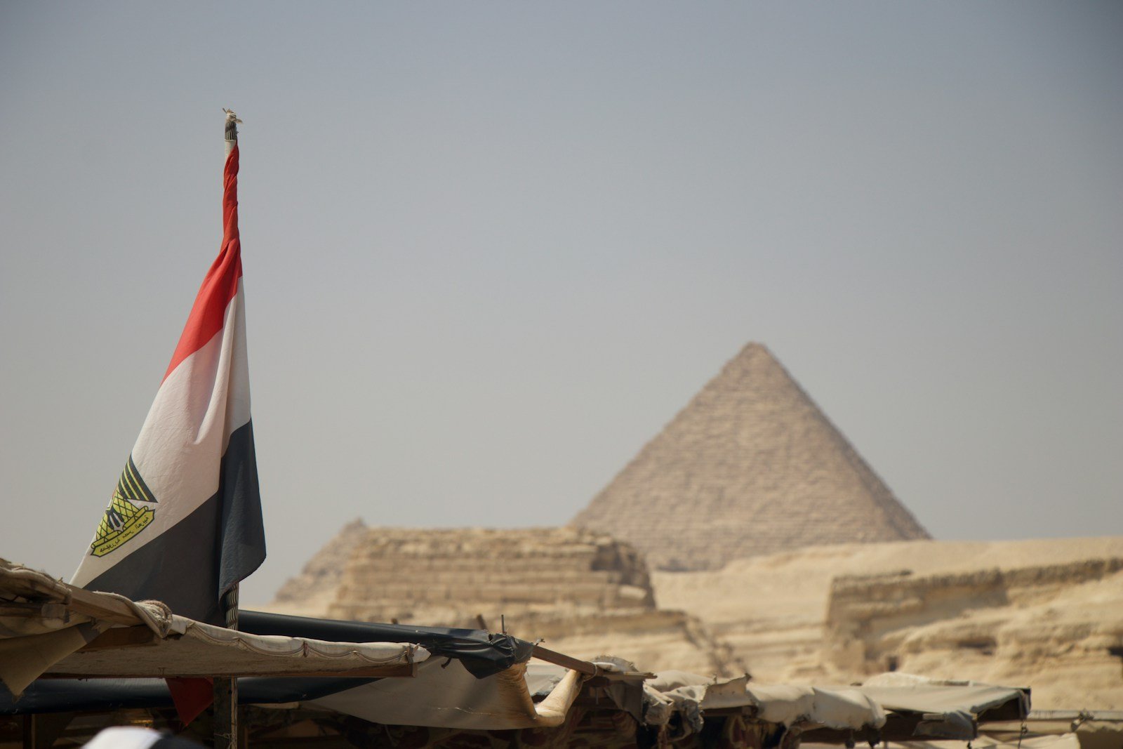 العلم المصري أمام أهرامات الجيزة يرمز إلى الحماية القانونية والحجز التحفظي في مصر