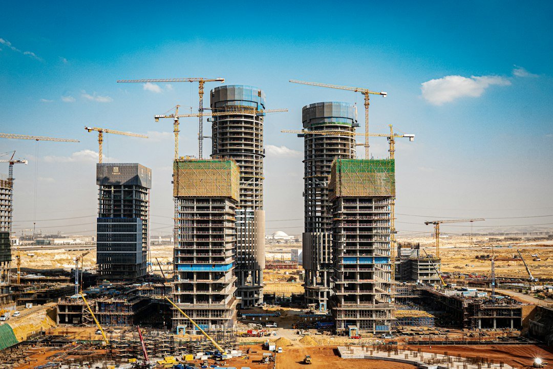مشروع عقاري تحت الإنشاء يعبّر عن فسخ العقد عند إخلال المطور