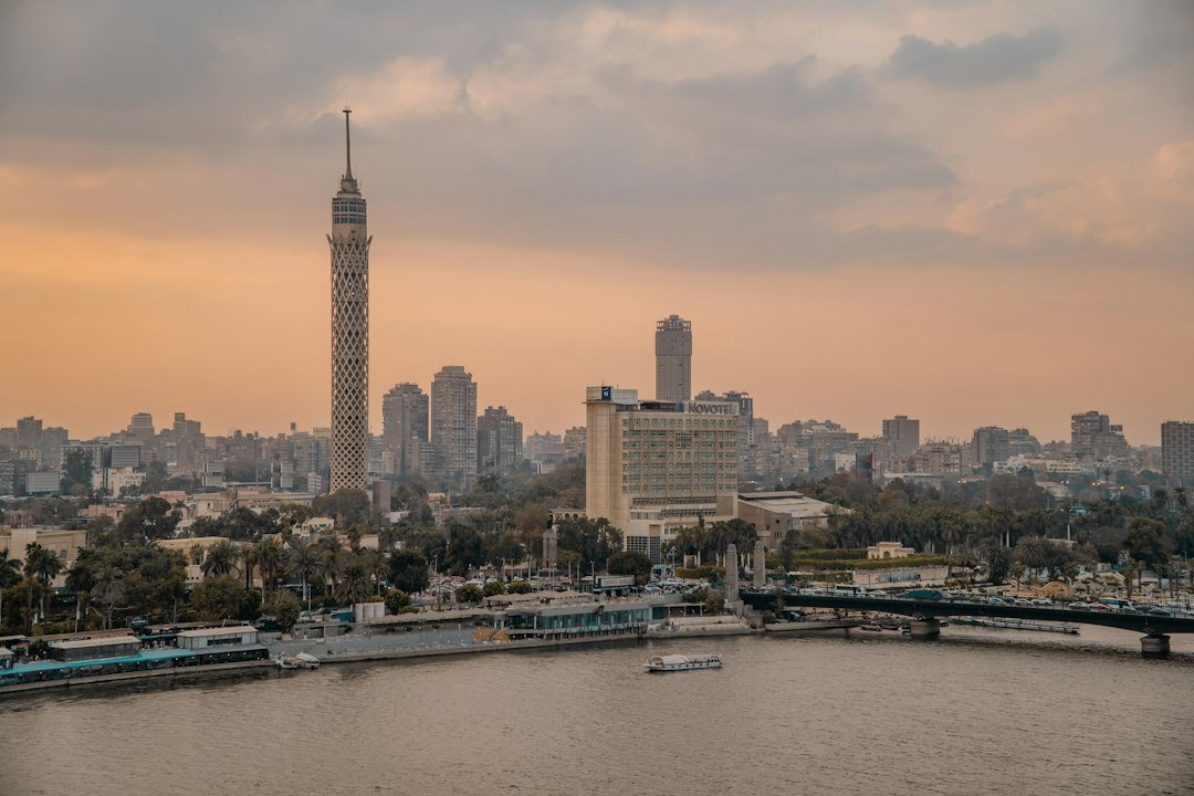 مشهد النيل والمباني في القاهرة، صورة توضيحية لدليل تحصيل الديون التجارية في مصر