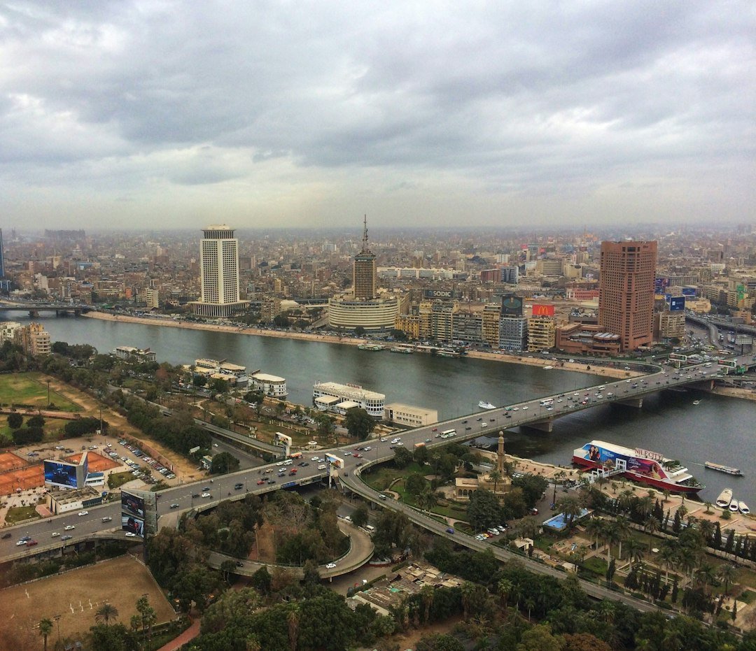 مشهد واقعي من مصر، صورة توضيحية لمقال أمر الأداء أم دعوى المطالبة بالدين في مصر؟ كيف تختار الإجراء الصحيح
