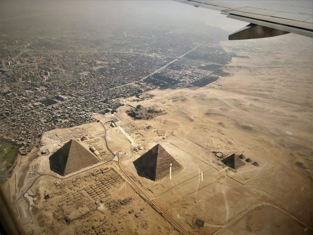 مشهد واقعي من مصر، صورة توضيحية لمقال الإنذار على يد محضر قبل رفع الدعوى في مصر: متى يفيد وكيف تصوغه؟