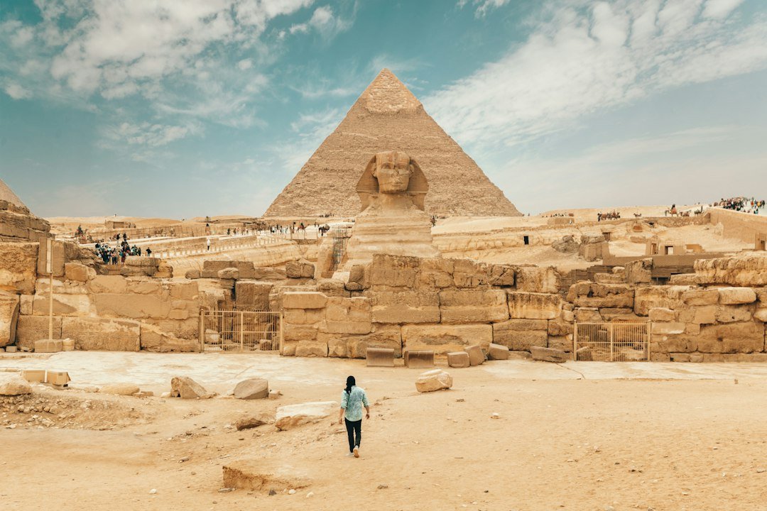 مشهد واقعي من مصر، صورة توضيحية لمقال التحكيم أم القضاء في المنازعات التجارية بمصر؟ اختيار المسار قبل النزاع