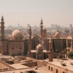 مشهد واقعي من مصر، صورة توضيحية لمقال رسائل واتساب والبريد الإلكتروني كدليل في مصر: كيف تحفظها وتقدمها؟