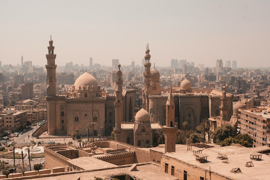 مشهد واقعي من مصر، صورة توضيحية لمقال رسائل واتساب والبريد الإلكتروني كدليل في مصر: كيف تحفظها وتقدمها؟