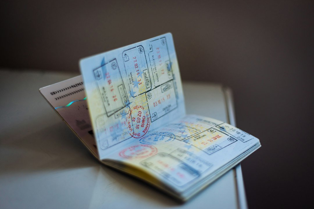 جواز سفر يحمل أختام سفر لتحديث ونقل بيانات الإقامة في مصر